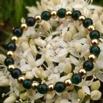 pierścionek elastyczny gold filled ze szmaragdem GREEN DOTS na kwiatku bzu pierścionek elastyczny gold filled ze szmaragdem na kwiatach