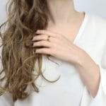 regulowany pierścionek srebrny liście klonu pozłacany ubrany na palec