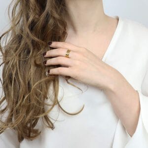 regulowany pierścionek srebrny liście klonu pozłacany ubrany na palec