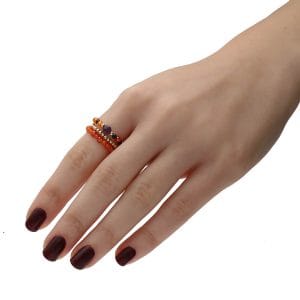 damski kolorowy pierścionek elastyczny gold filled z naturalnymi kamieniami takimi jak cyrkonie, ametyst, onyks gold filled HALLOWEEN założony na palec z innymi pierścionkami