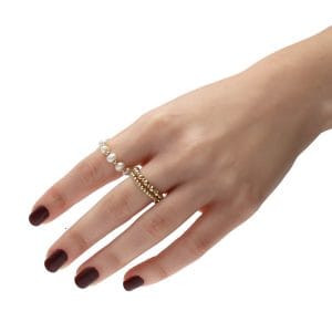 Damski stylowy i elegancki pierścionek elastyczny z pereł i kuleczek gold filled założony na palec