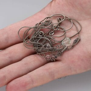 Jedną z przyczyn czernienia biżuterii jest kontakt z ciałem człowieka.