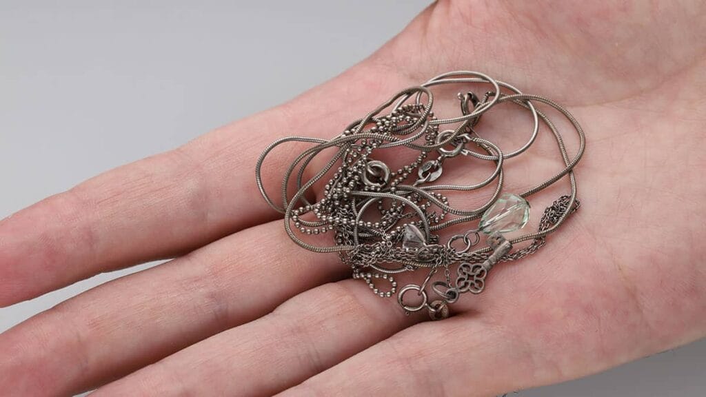 Jedną z przyczyn czernienia biżuterii jest kontakt z ciałem człowieka. Poczerniałe naszyjniki srebrne na ręce