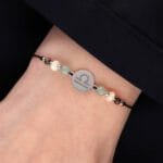 Srebrna bransoletka dla Wagi na czarnym sznurku z celebrytką i opalem, awenturynem i kwarcem dymnym na ręce