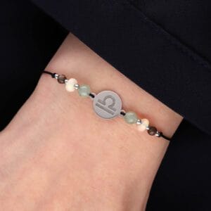 Srebrna bransoletka dla Wagi na czarnym sznurku z celebrytką i opalem, awenturynem i kwarcem dymnym na ręce