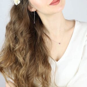 Kolczyki srebrne wiszące z kamieniem fioletowym ametystem MINI w uchu