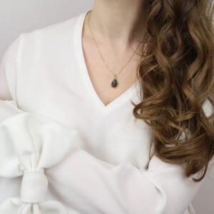 Naszyjnik z dużym labradorytem - mieniący się na dekolcie