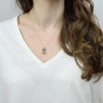 Naszyjnik z labradorytem w srebrnej oprawie oraz kuleczkami na modelce