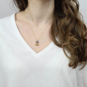 Naszyjnik z labradorytem w srebrnej oprawie oraz kuleczkami na modelce