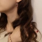 Zestaw wiszących kolczyków i bransoletka srebrna rodowana z masą perłową i czerwonym koralem.