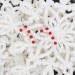 Świąteczne kolczyki srebrne rodowane z masą perłową i koralem czerwonym w formie cukierkowych lasek na podstawkach