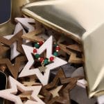 świąteczny pierścionek elastyczny pozłacany z gwiazdką koralem malachitem CHRISTMAS wśród drewnianych gwiazdek świąteczny pierścionek elastyczny pozłacany z gwiazdką koralem malachitem CHRISTMAS pośród drewnianych gwiazdek